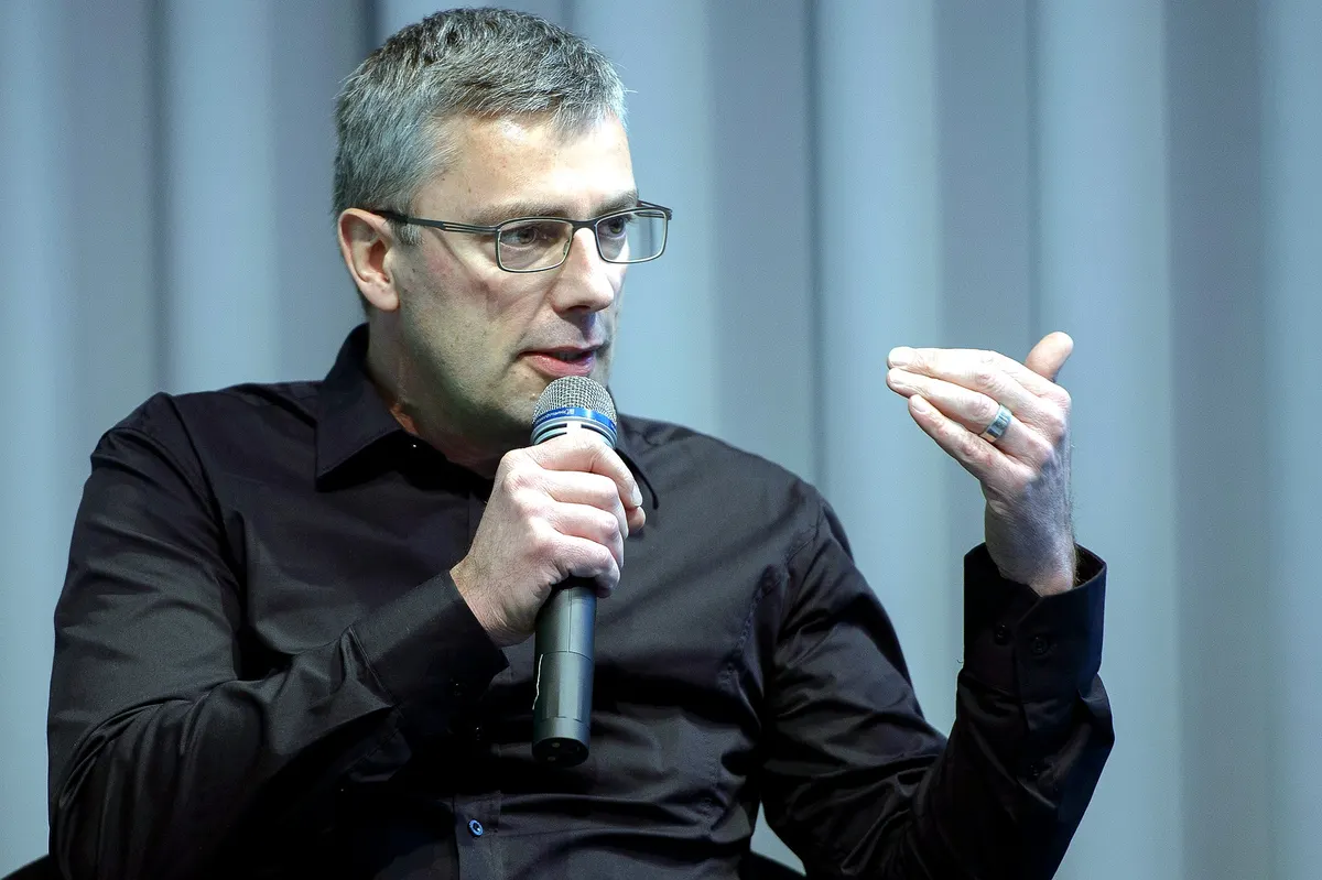 Peter Langkafel im Gespräch auf einer Podiumsdiskussion