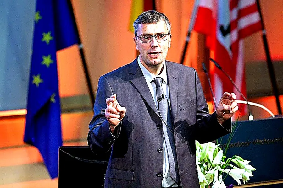 Peter Langkafel bei einem Vortrag auf einer Konferenzbühne